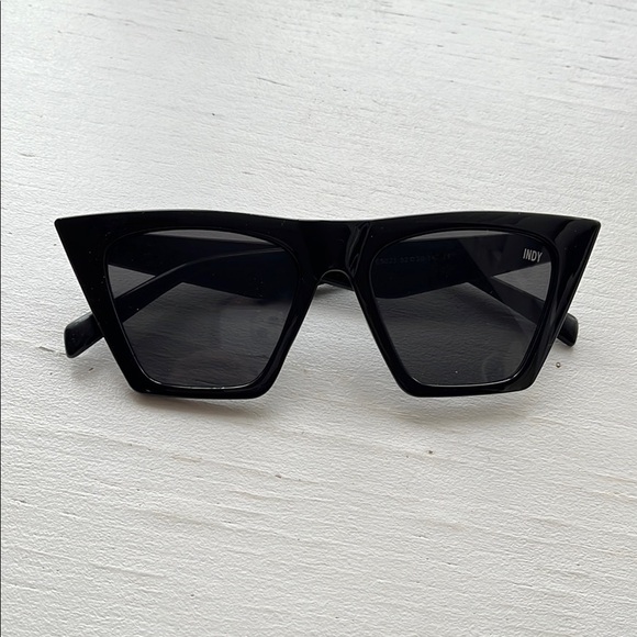 INDY NWOT Black Bedford Cat Eye Sunglasses Cloth Case - Picture 3 of 9